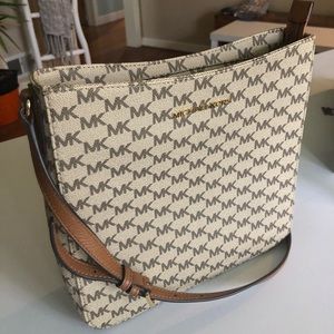 Micheal Kors Jet Set Large Messenger Bag